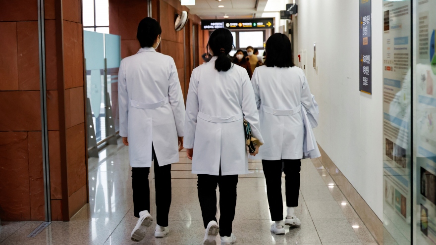 Lỗ hổng y tế tại Hàn Quốc và "biến chứng" xấu cho xã hội